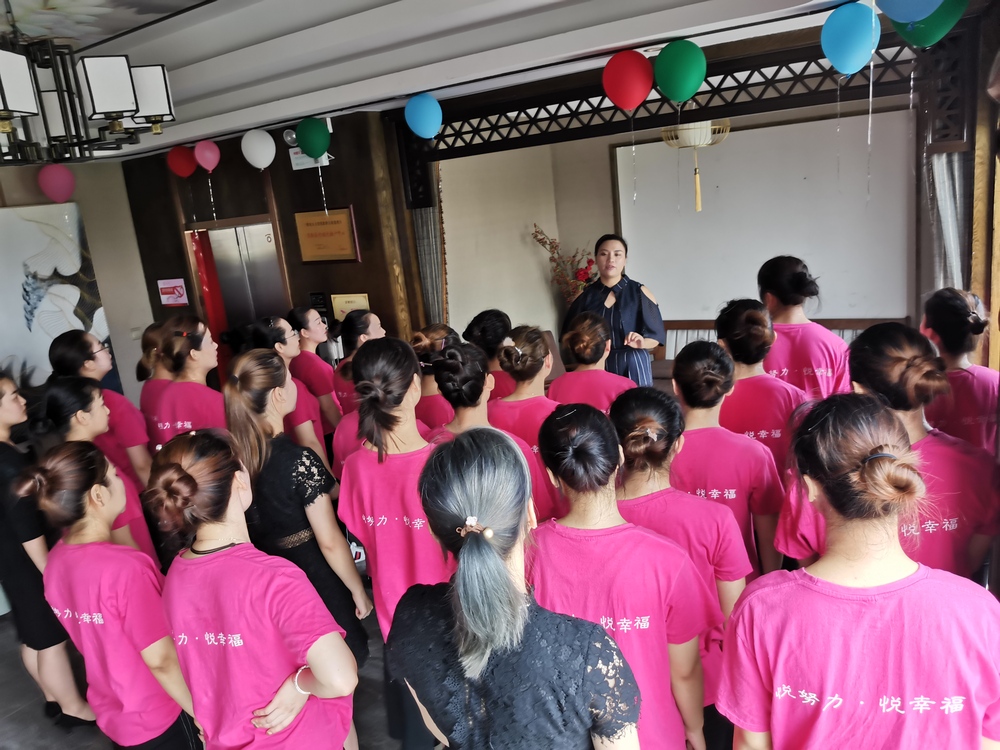 徐总主持会议.jpg